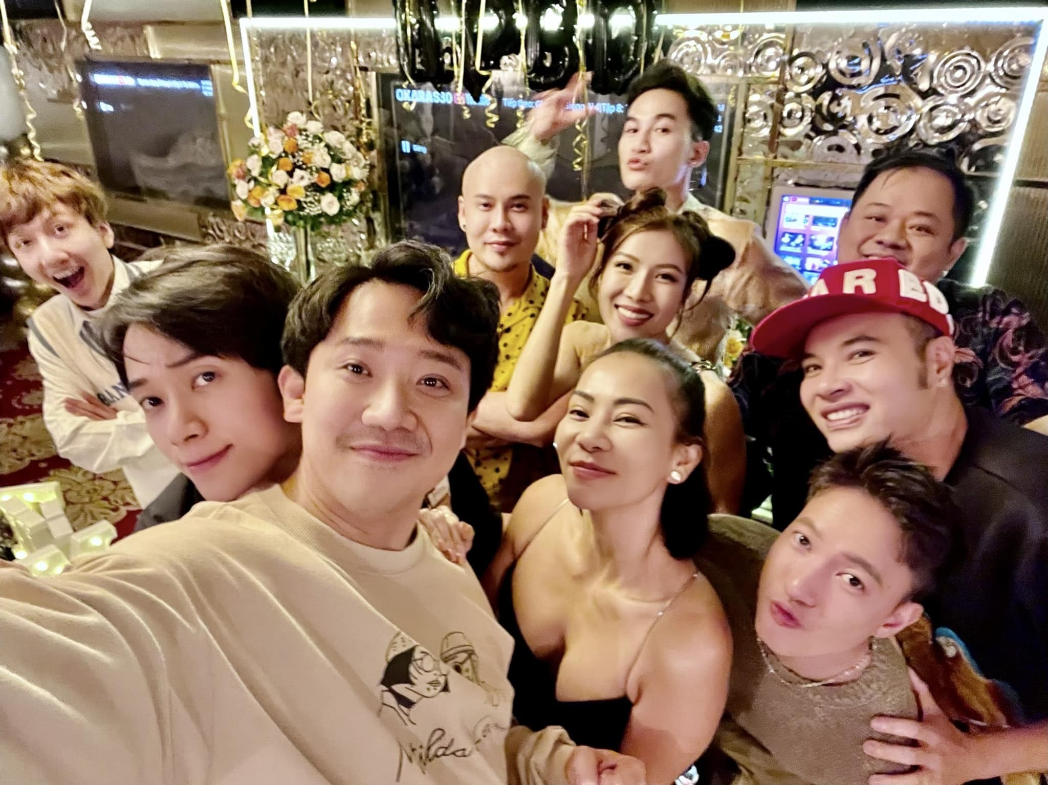 Trấn Thành cùng nhóm bạn thân đi ăn mừng sinh nhật Thu Minh năm 2022. Ảnh: FB Trấn Thành. 