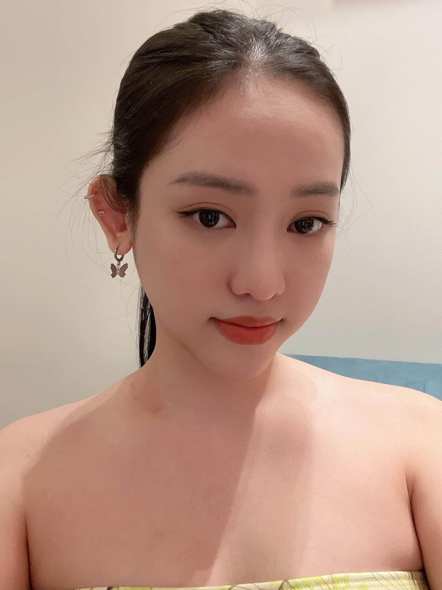 Thúy Vi sau khi có sự hỗ trợ của phấn son trông đường nét thanh tú, cuốn hút hơn. Ảnh: FB Thúy Vi.