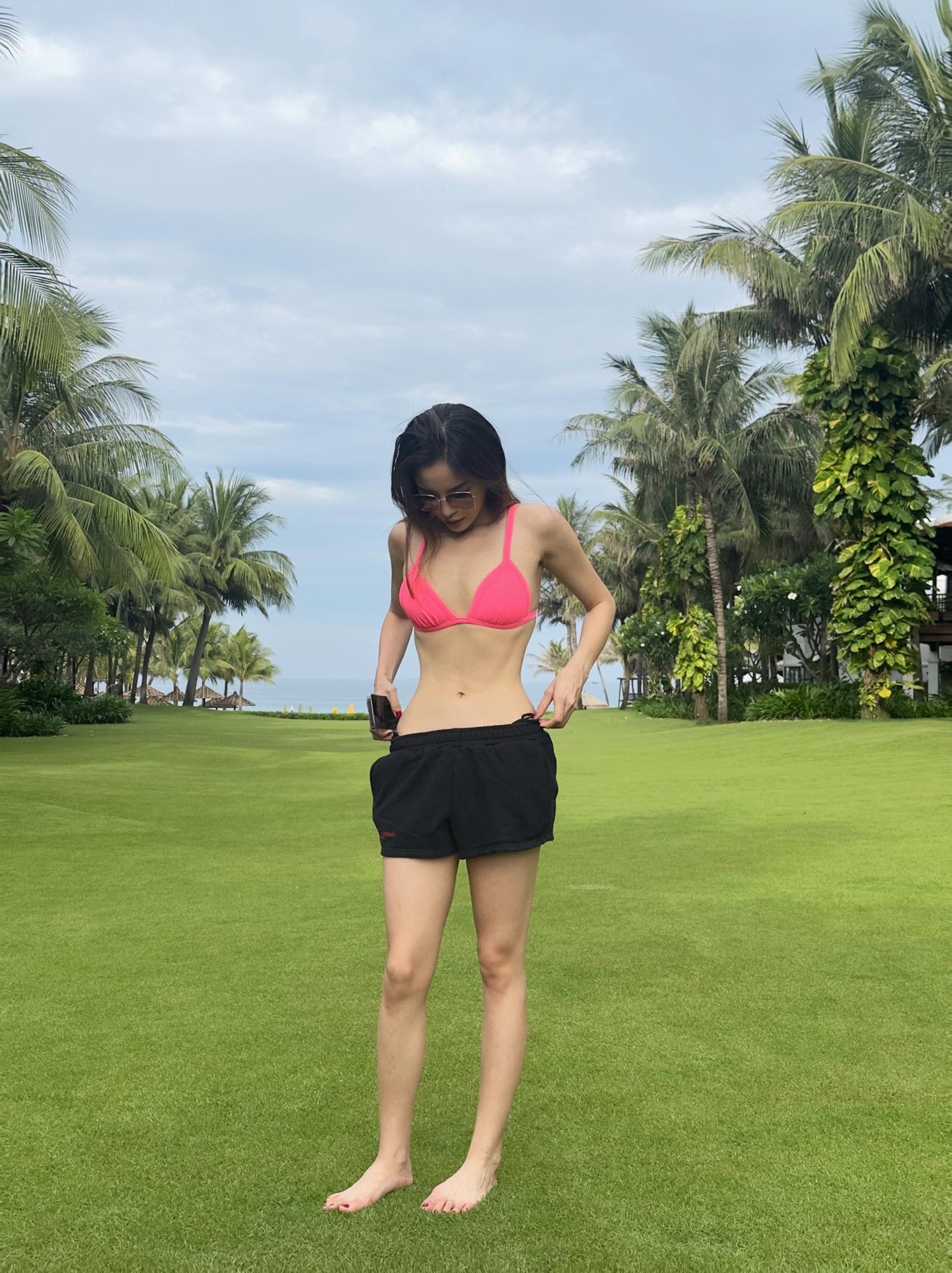 Hiện tại, nàng hậu sở hữu body vô cùng hoàn hảo cùng vòng eo con kiến nhỏ xíu. Ảnh: FB Nguyễn Cao Kỳ Duyên.