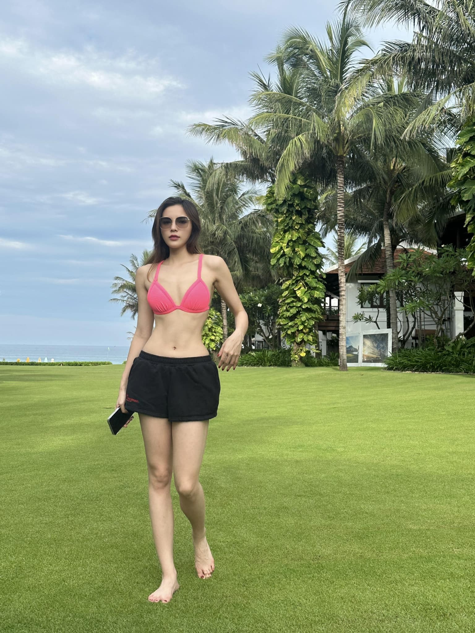 Hoa hậu Kỳ Duyên khoe vòng eo 'siêu thực' nhưng lại bị soi chỉnh ảnh quá đà - Ảnh 2