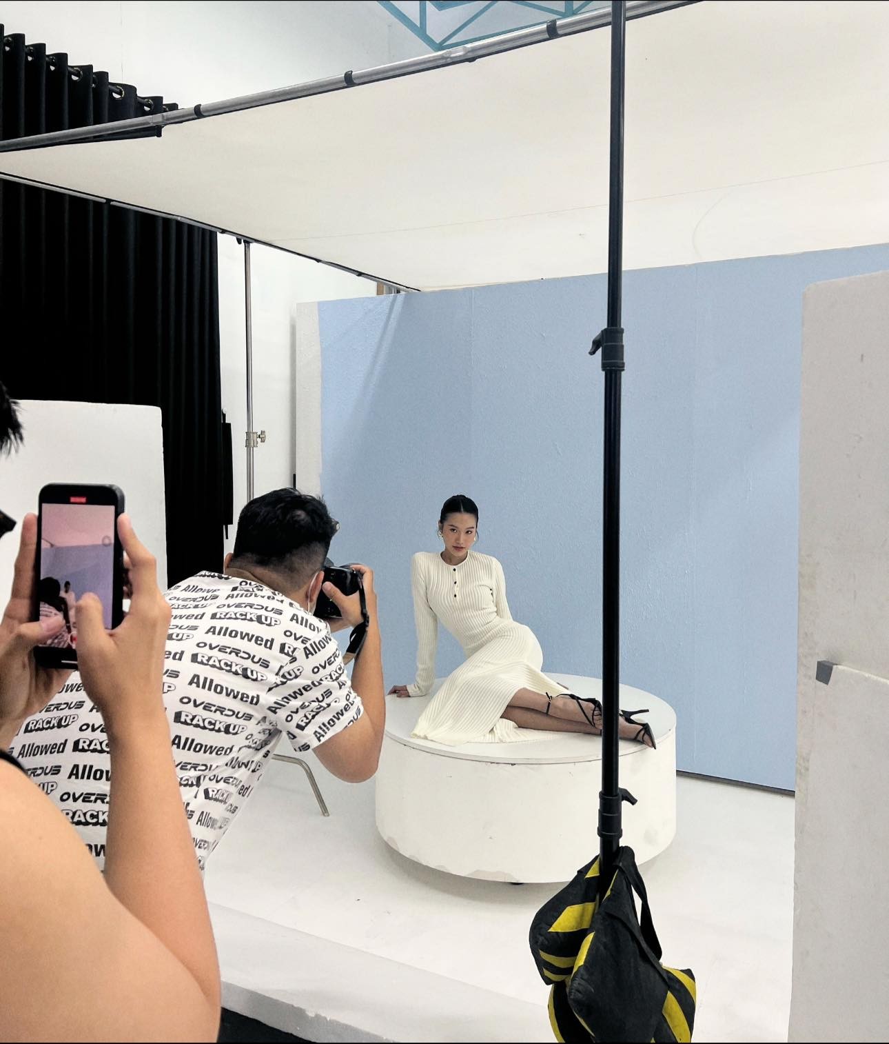 Hậu trường chụp ảnh trong studio của bạn gái Văn Hậu. Ảnh: FB Doãn Hải My.