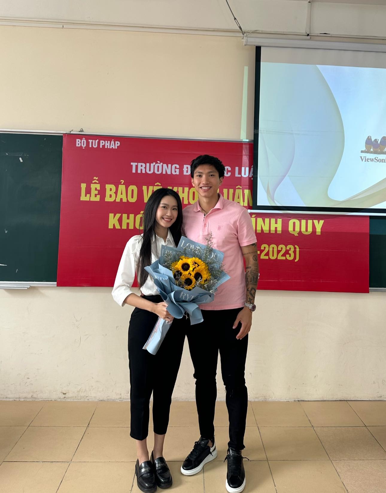 Người đẹp chỉ trang điểm nhẹ nhàng khi chụp ảnh cùng bạn trai. Ảnh: FB Doãn Hải My.