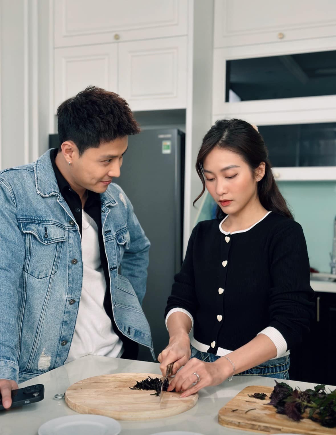 Ánh mắt trìu mến của Thanh Sơn nhìn Khả Ngân trong phim 'Gia đình mình vui bất thình lình'. Ảnh: FB Khả Ngân.