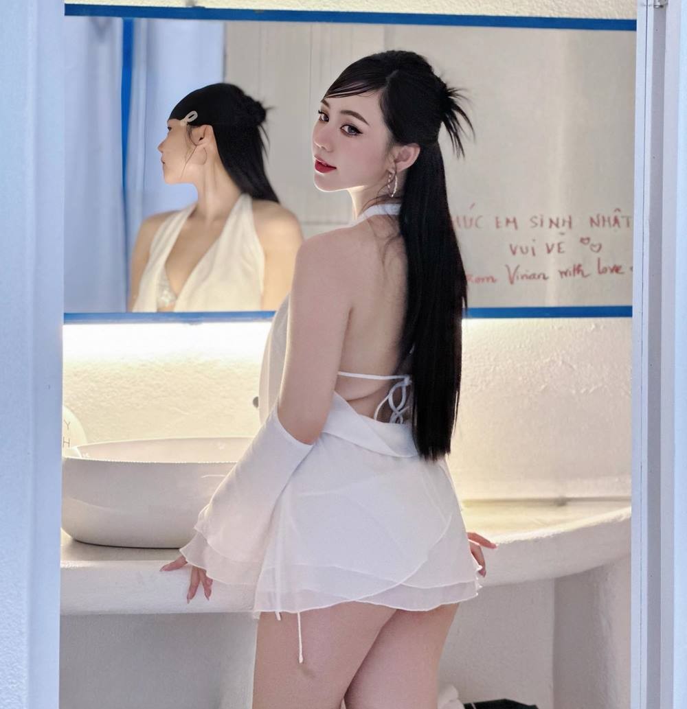 Ở bức ảnh này, fan phát hiện ra hai chi tiết đặc biệt. Ảnh: FB Quỳnh Nguyễn. Ở bức ảnh này, fan phát hiện ra hai chi tiết đặc biệt. Ảnh: FB Quỳnh Nguyễn.