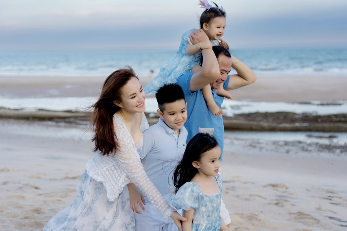 Vy Oanh hạnh phúc khi thấy các con khôn lớn khỏe mạnh. Ảnh: Internet. Vy Oanh hạnh phúc khi thấy các con khôn lớn khỏe mạnh. Ảnh: Internet.
