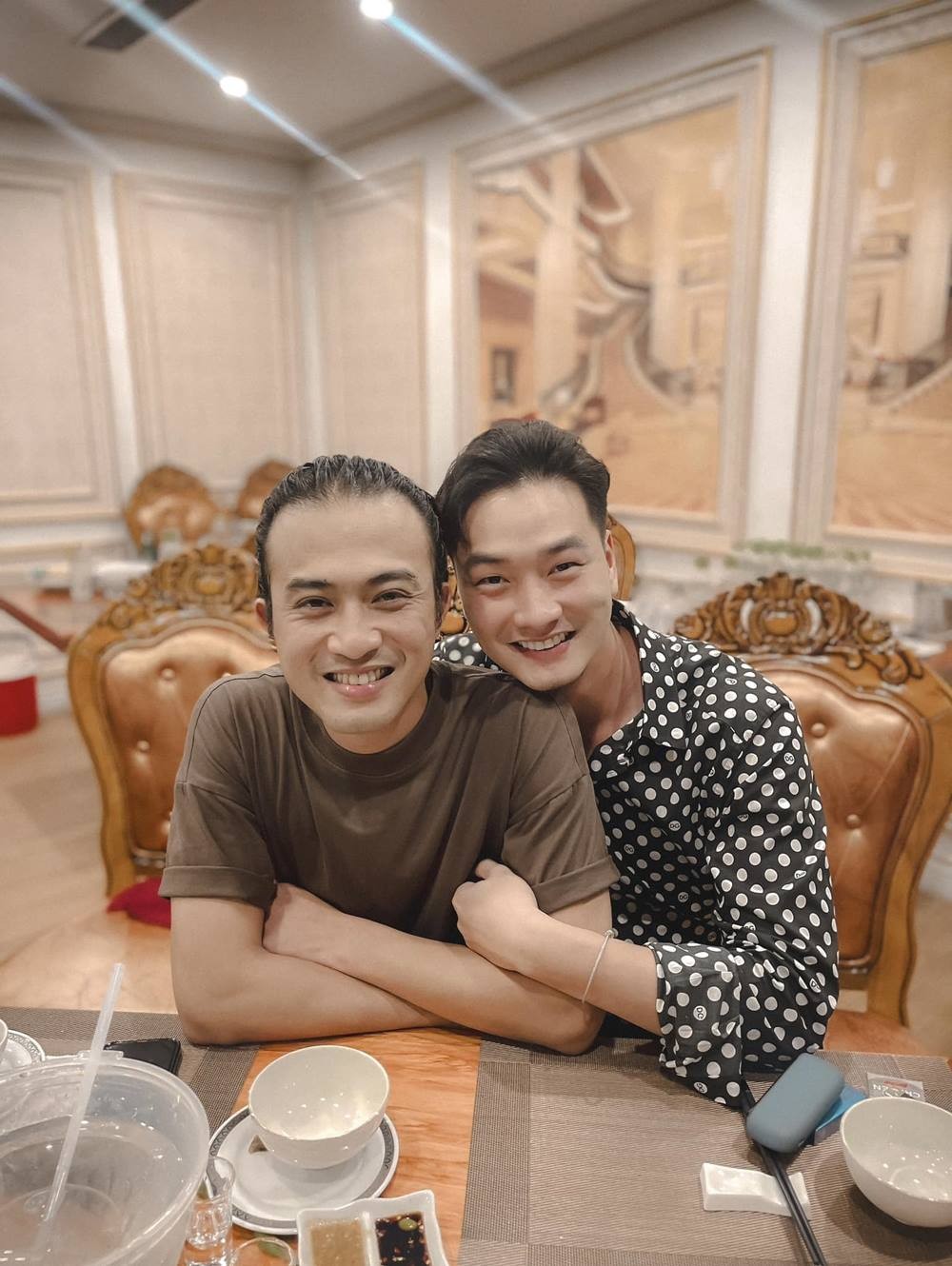 Nam diễn viên khoe ảnh chụp cùng đàn anh Doãn Quốc Đam trên phim trường. Ảnh: FB Trọng Lân.