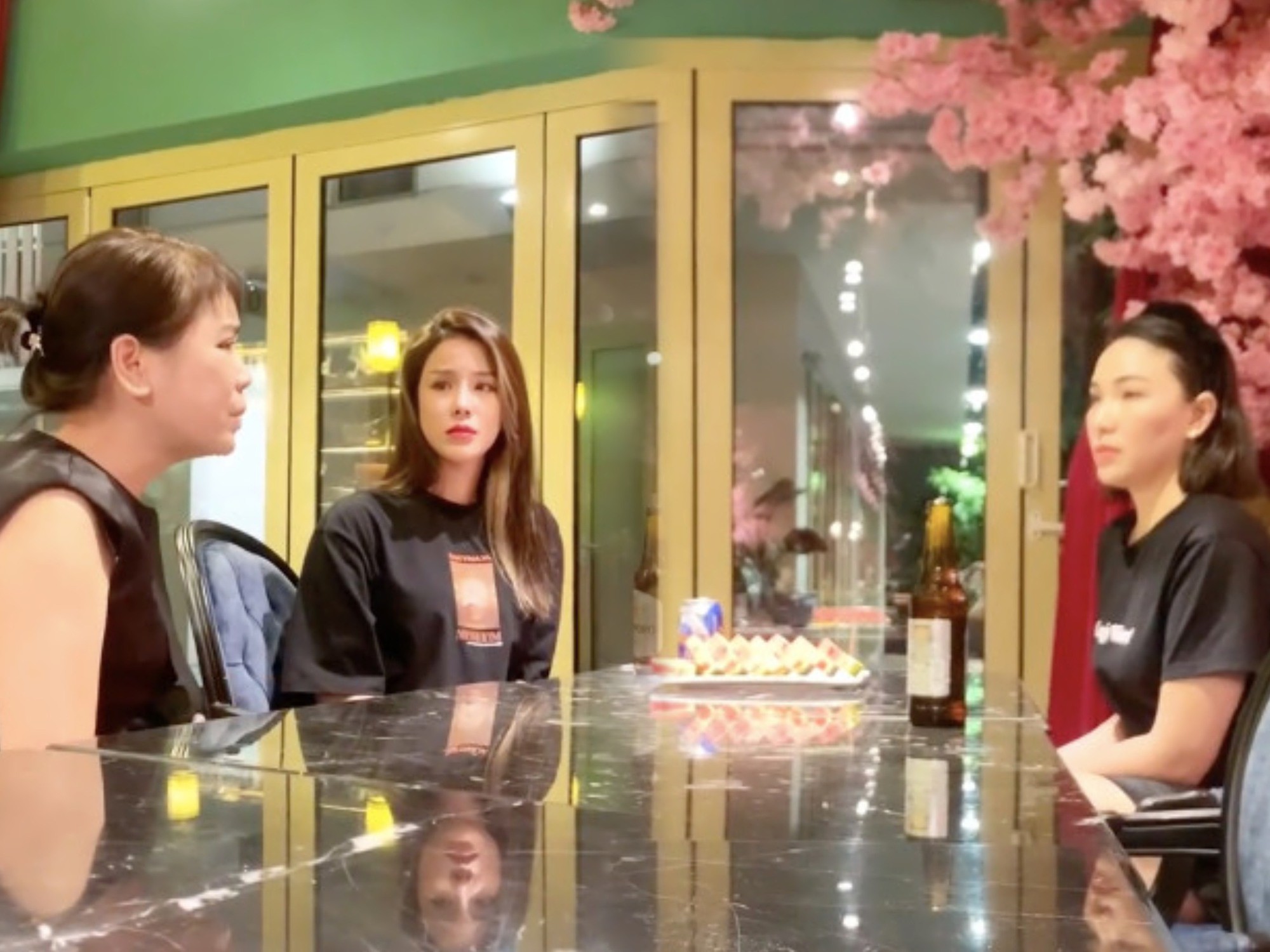 Diệp Lâm Anh tung bằng chứng cùng mẹ chồng cũ đi đối chất với Quỳnh Thư. Ảnh chụp màn hình clip.