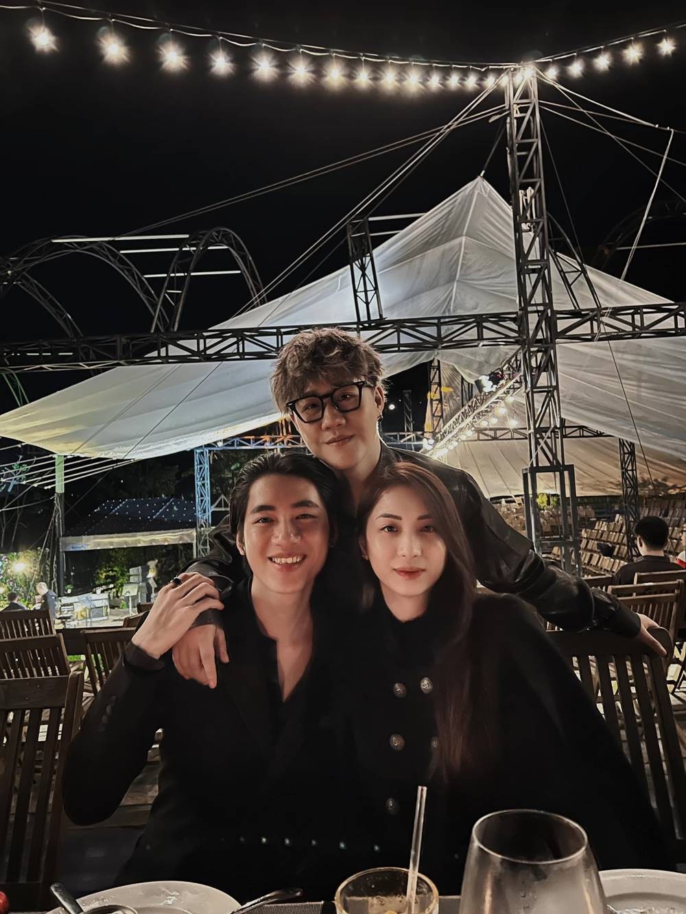 K-ICM và bạn gái chụp ảnh cùng Nguyễn Trần Trung Quân tại một đêm nhạc.Ảnh: FB Nguyễn Bảo Khánh