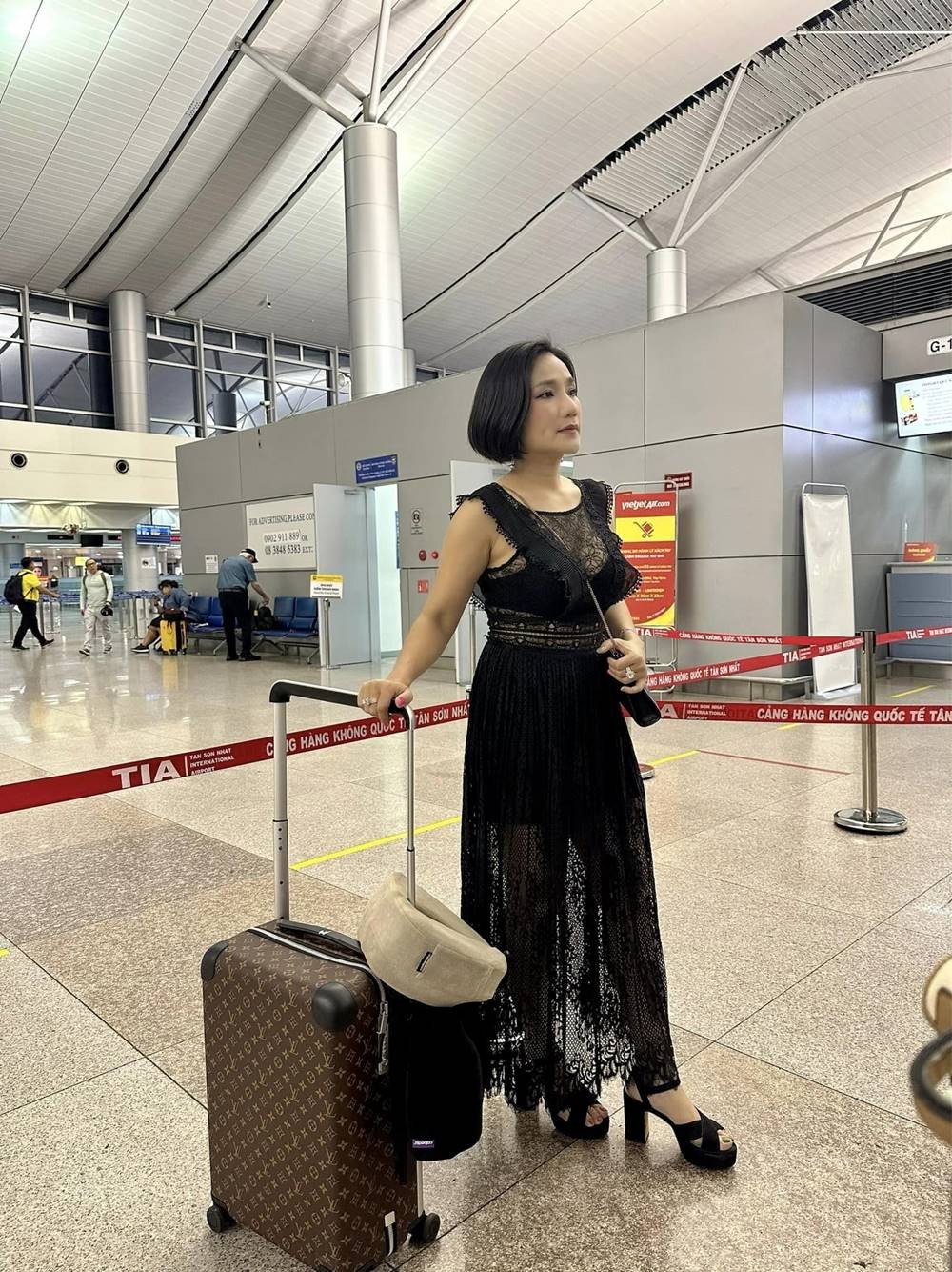 Gu thời trang sân bay của nữ MC gợi cảm. Ảnh: FB Cát Tường Gu thời trang sân bay của nữ MC gợi cảm. Ảnh: FB Cát Tường