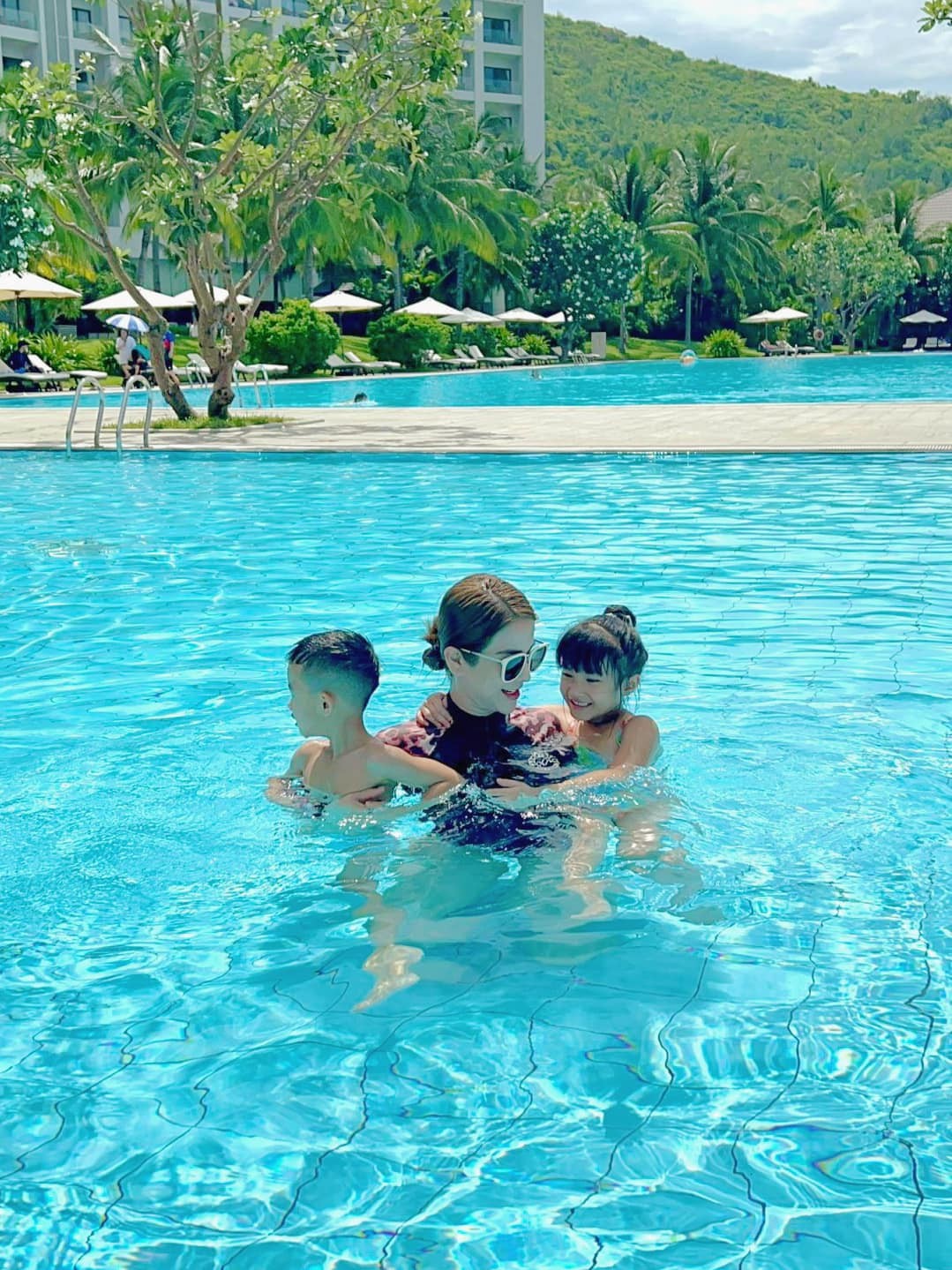 Diệp Lâm Anh vui đùa cùng hai con trong chuyến du lịch vừa qua. Ảnh: FB Diệp Lâm Anh