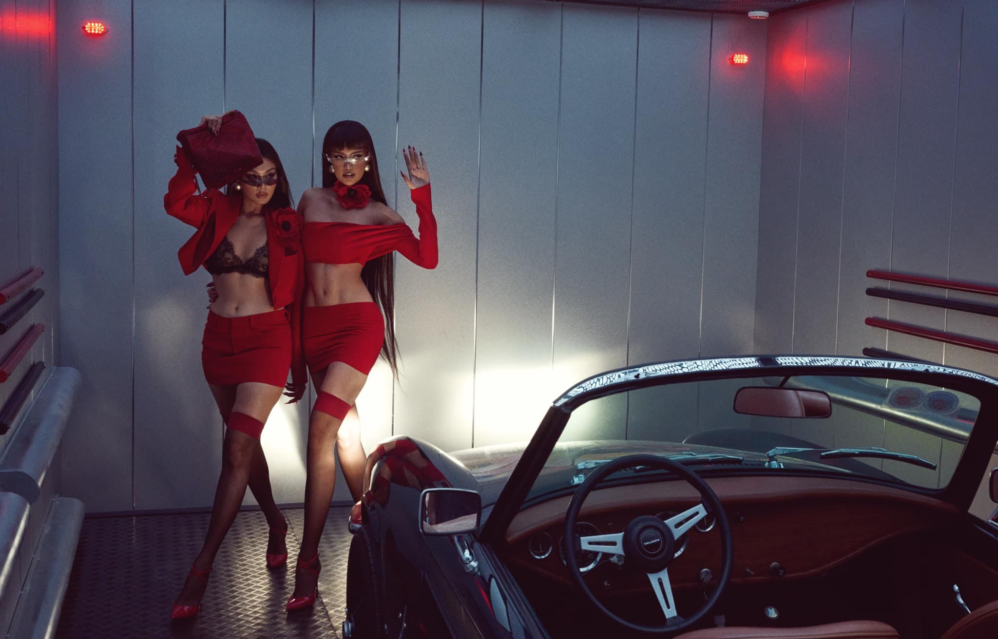 Hai nàng hậu diện set đồ gợi cảm khoe đôi chân dài miên man bên siêu xe. Ảnh: FB Ngọc Châu.