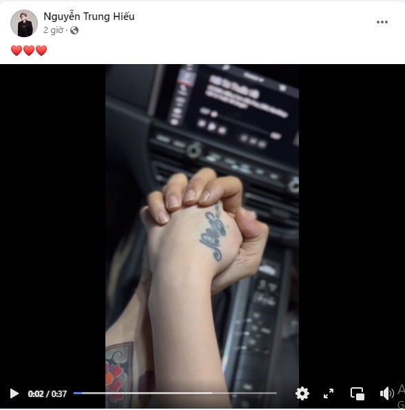 Chi Dân đăng clip nắm tay một cô gái bí ẩn kèm icon hình trái tim ngọt ngào. Ảnh chụp màn hình Chi Dân đăng clip nắm tay một cô gái bí ẩn kèm icon hình trái tim ngọt ngào. Ảnh chụp màn hình