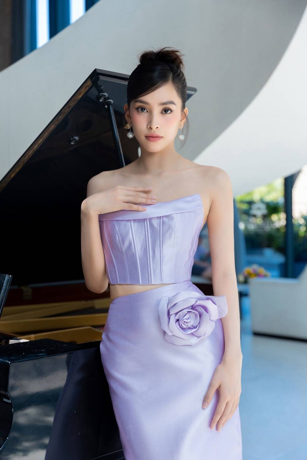 Chân dài 2k vốn trung thành với kiểu tóc để mái lệch hoặc rẽ ngôi giữa. Ảnh: FB Trần Tiểu Vy.