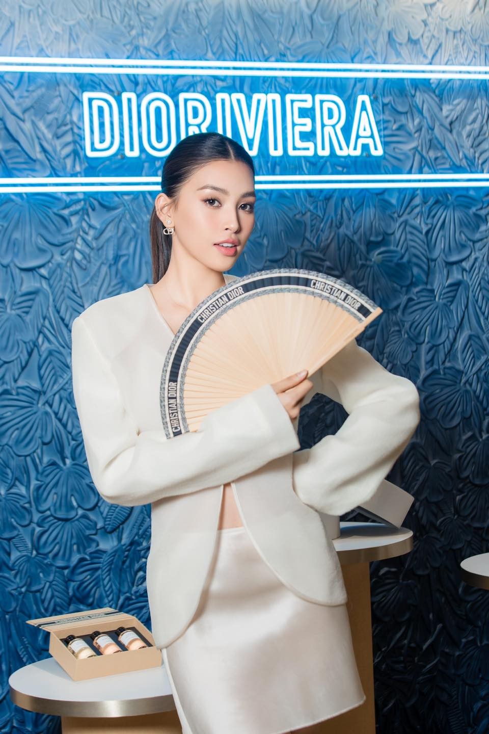 Người đẹp 2k dùng quạt để che chắn, tránh hớ hênh. Ảnh: FB Trần Tiểu Vy