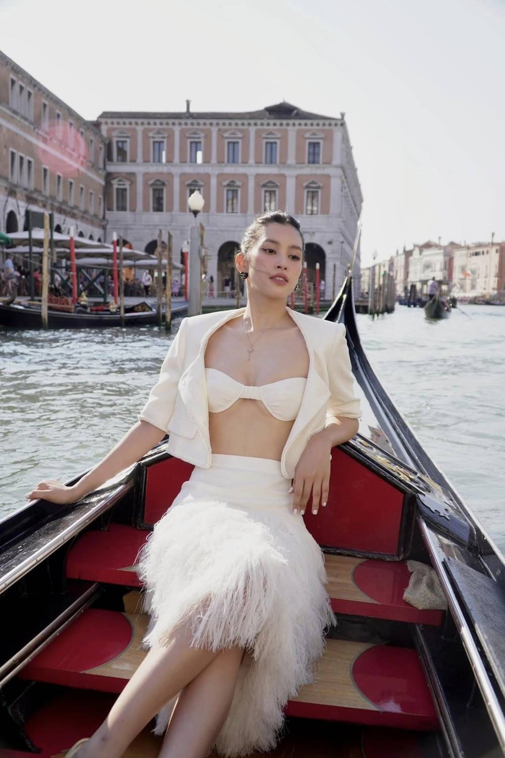 Hình ảnh gợi cảm của Tiểu Vy trong chuyến du lịch châu Âu gần đây. Ảnh: FB Trần Tiểu Vy