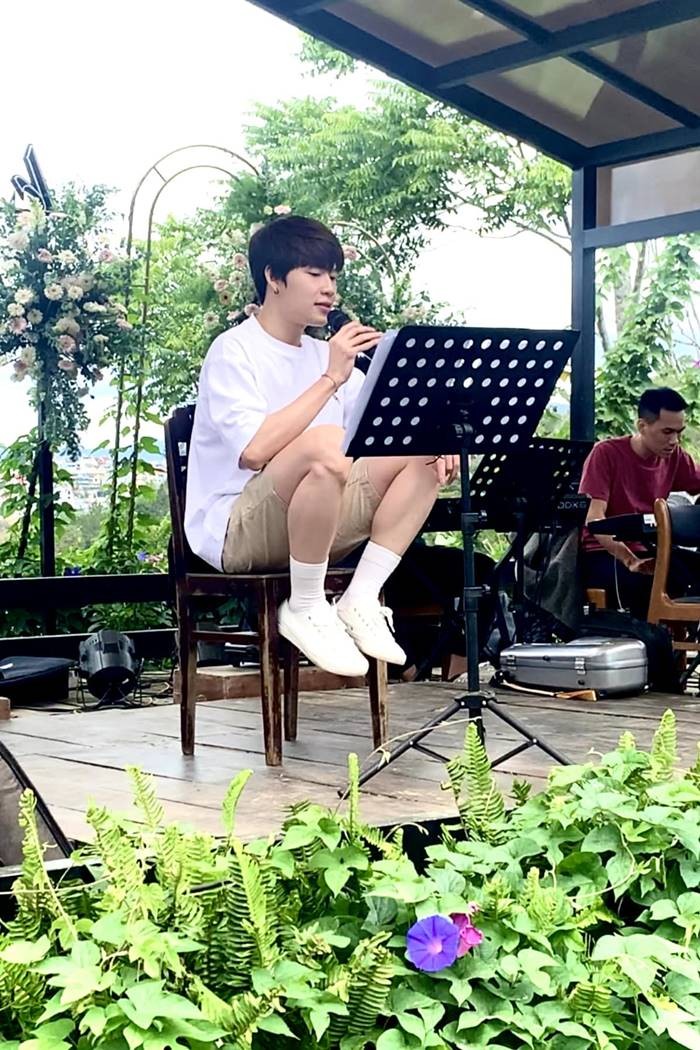 Quang Trung lấn sân ca hát được vài năm nay. Ảnh FB Quang Trung Quang Trung lấn sân ca hát được vài năm nay. Ảnh FB Quang Trung