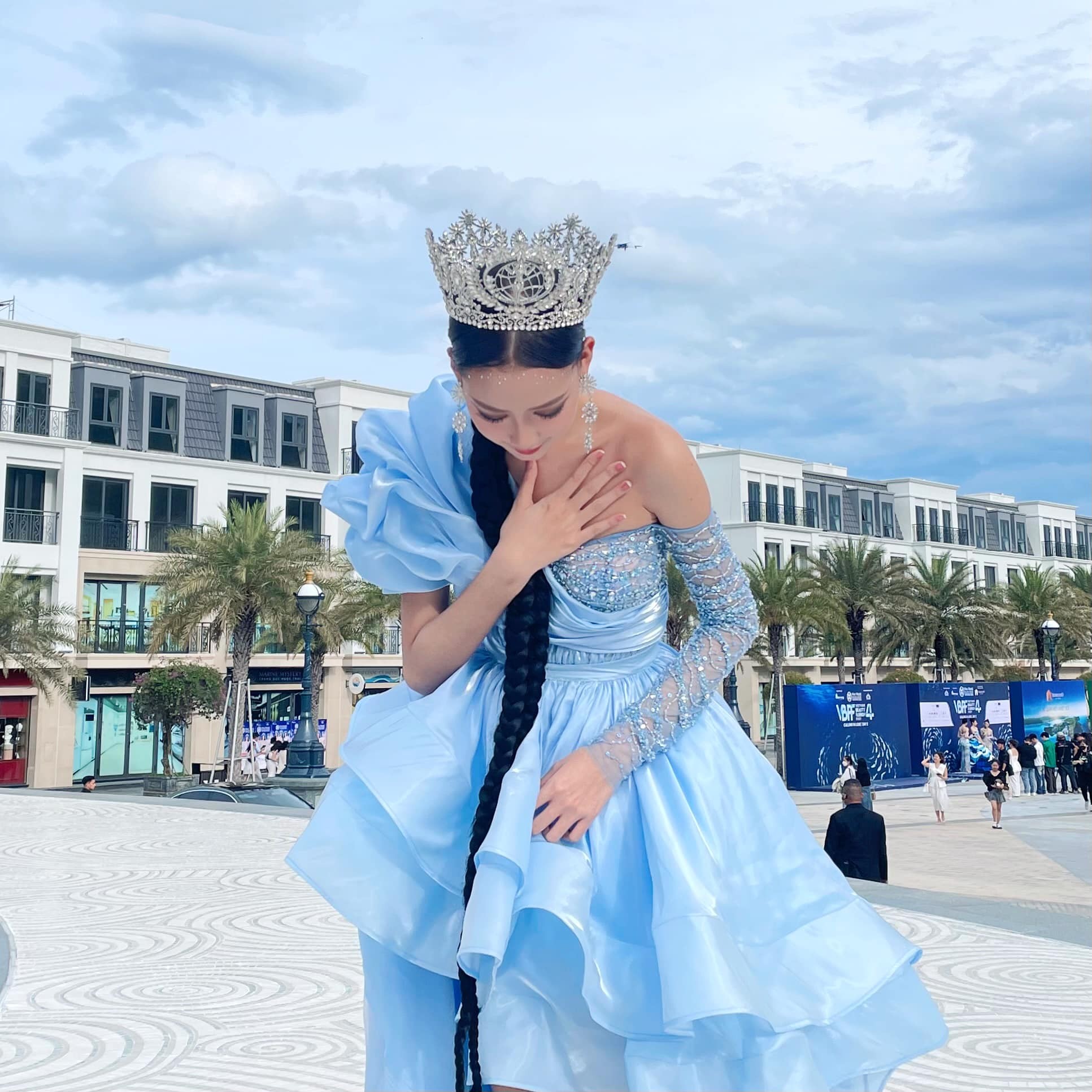 Chân dài 2k1 viết bức tâm thư giải thích lý do lỡ hẹn với Vietnam International Fashion Week 2023. Ảnh: FB Bảo Ngọc.