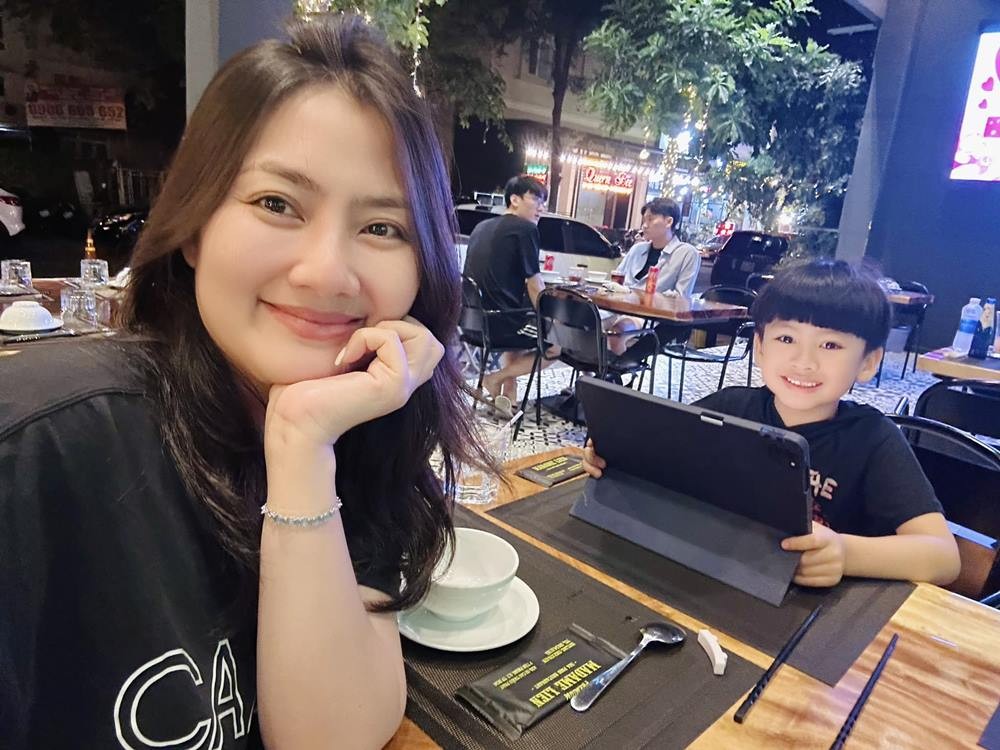 Ngọc Lan và con trai. Ảnh: FB Ngọc Lan.