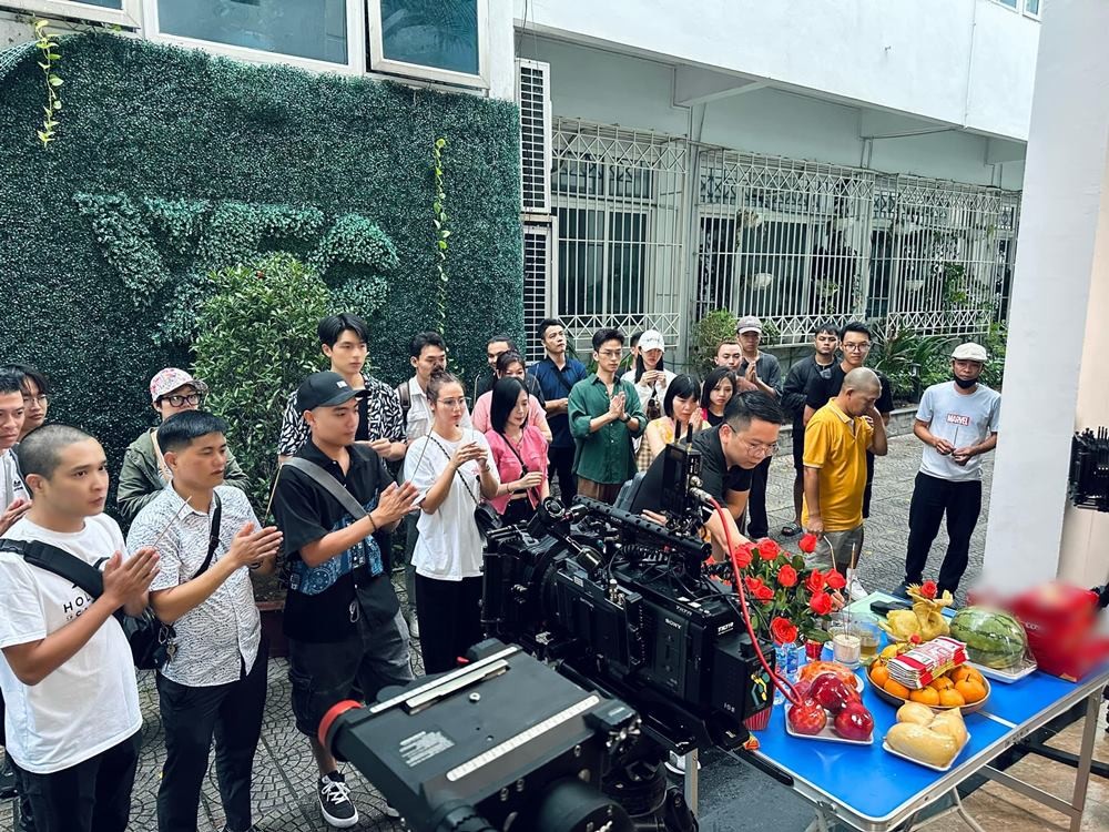 Huyền Lizzie (áo trắng, thứ 4 từ trái sang), Ngọc Huyền (áo hồng). Ảnh: FB Huyền Lizzie.