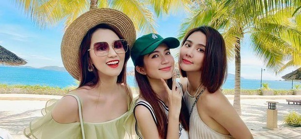 3 diễn viên tên Huyền của VFC, từ trái qua phải: Lã Thanh Huyền, Ngọc Huyền và Huyền Lizzie trong chuyến du lịch hồi tháng 8/2022. Ảnh: FB Huyền Lizzie. 3 diễn viên tên Huyền của VFC, từ trái qua phải: Lã Thanh Huyền, Ngọc Huyền và Huyền Lizzie trong chuyến du lịch hồi tháng 8/2022. Ảnh: FB Huyền Lizzie.