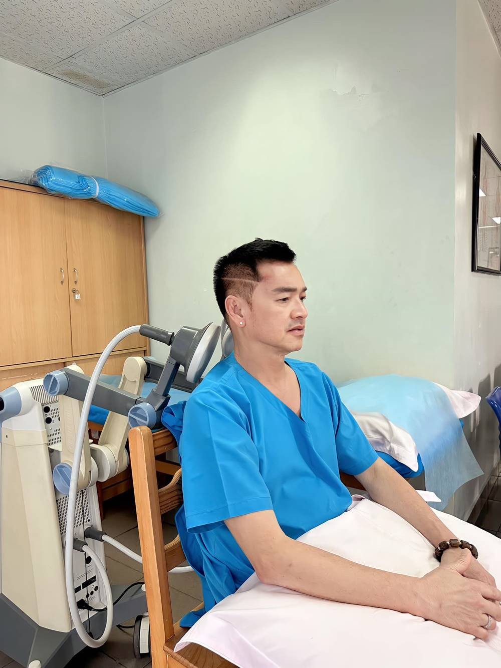 Quang Minh cho biết, do phần cổ bị cứng nên anh chỉ đi khám vật lý trị liệu mà thôi. Ảnh: FB Quang Minh.