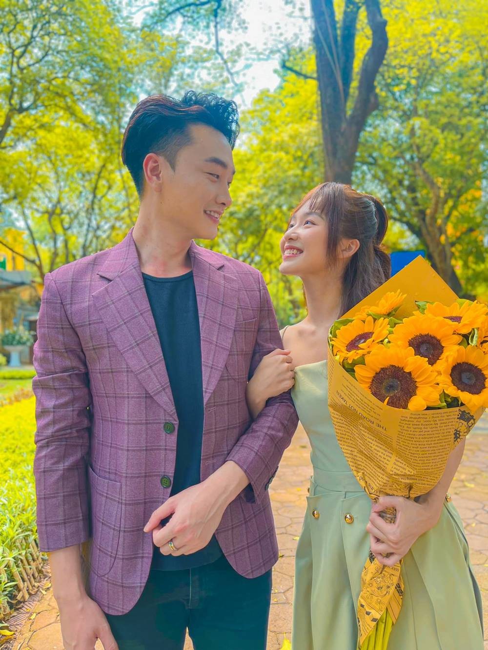 Trọng Lân và Khả Ngân ở hậu trường phim. Ảnh: FB Trọng Lân.