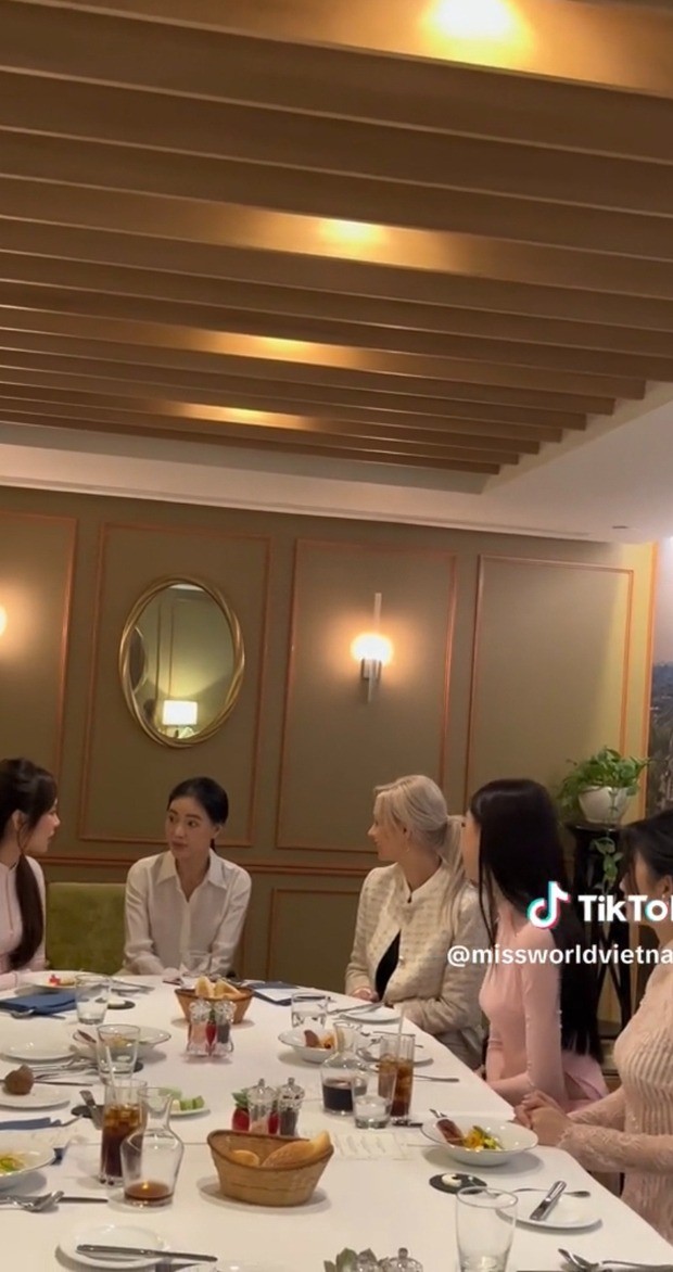 Mai Phương ngồi cách Miss World 2022 khá xa, ở giữa là bà Phạm Kim Dung. Ảnh Internet. Mai Phương ngồi cách Miss World 2022 khá xa, ở giữa là bà Phạm Kim Dung. Ảnh Internet.