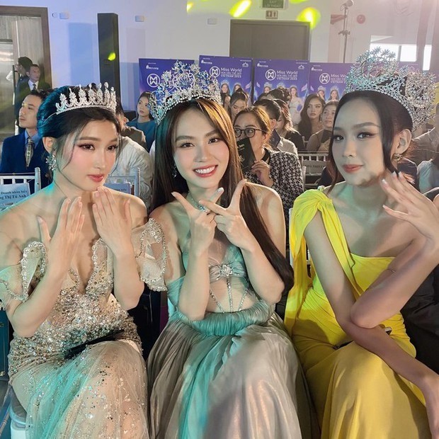 Bảo Ngọc tiếp tục mặc trang phục nổi bật hơn so với hai người đẹp còn lại trong một sự kiện. Ảnh: Internet. Bảo Ngọc tiếp tục mặc trang phục nổi bật hơn so với hai người đẹp còn lại trong một sự kiện. Ảnh: Internet.