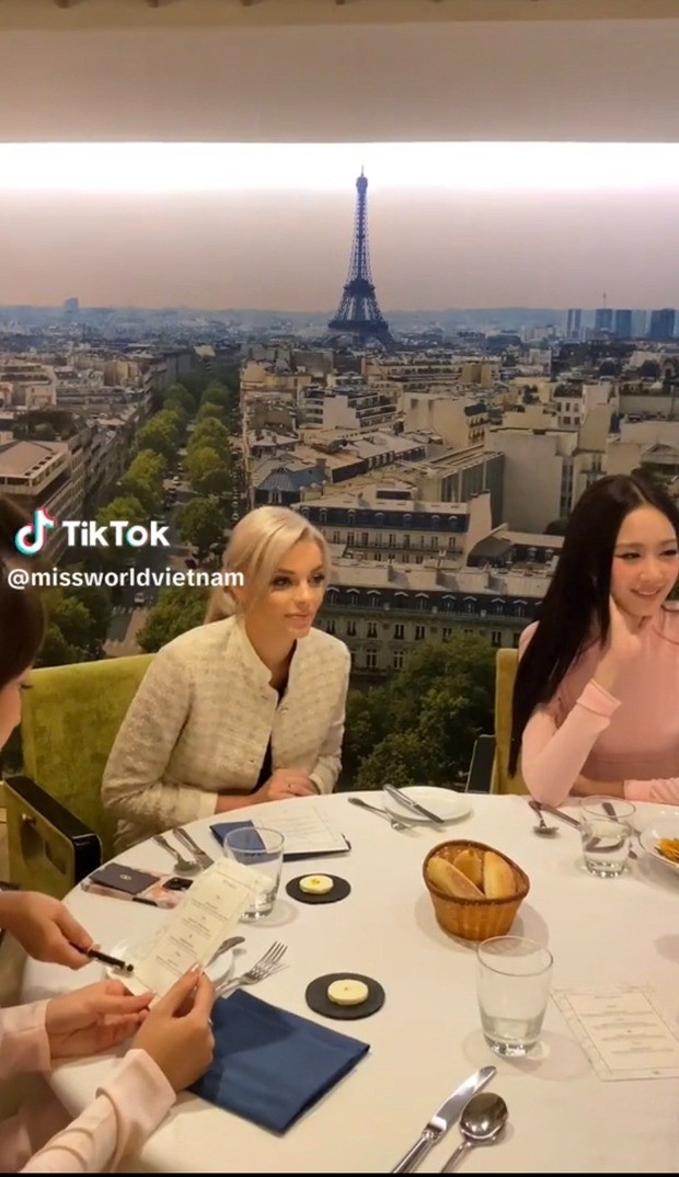 Bảo Ngọc ngồi cạnh đương kim Miss World 2022. Ảnh Internet. Bảo Ngọc ngồi cạnh đương kim Miss World 2022. Ảnh Internet.