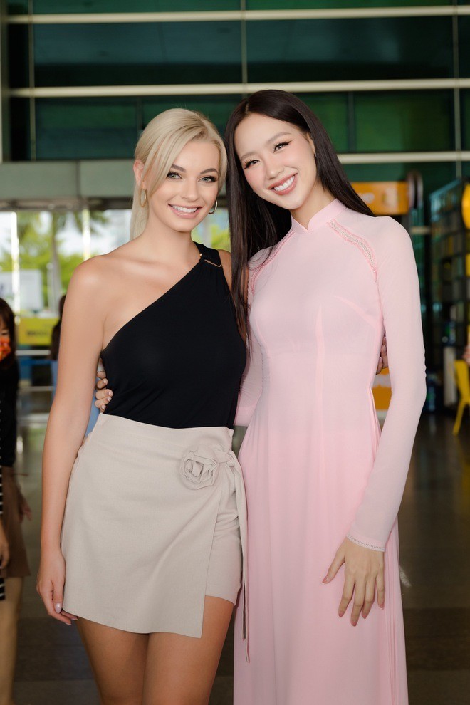 Hoa hậu Bảo Ngọc đọ sắc cùng Karolina Bielawska. Nhờ diện áo dài hồng, cô trông rất nổi bật. Ảnh: FB Bảo Ngọc. Hoa hậu Bảo Ngọc đọ sắc cùng Karolina Bielawska. Nhờ diện áo dài hồng, cô trông rất nổi bật. Ảnh: FB Bảo Ngọc.