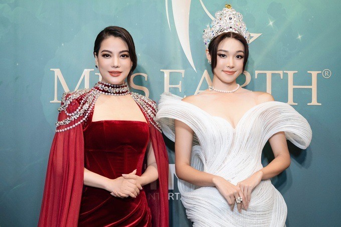 Trương Ngọc Ánh và Miss Earth 2022 Mina Sue Choi. Ảnh: Internet. Trương Ngọc Ánh và Miss Earth 2022 Mina Sue Choi. Ảnh: Internet.