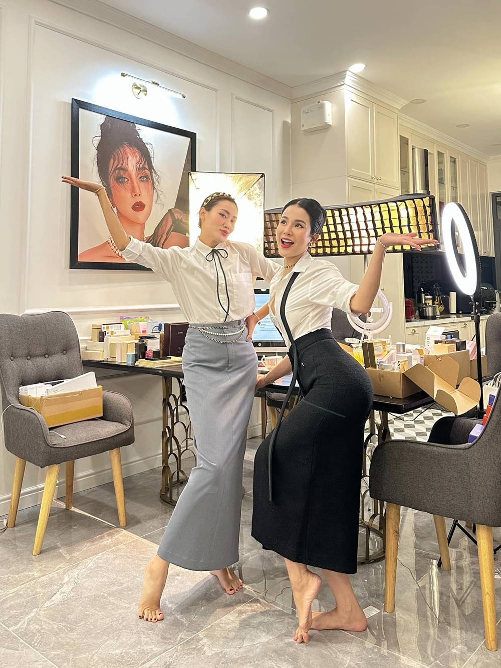 Hai người đẹp hợp tác livestream bán hàng mỹ phẩm và thời trang. Ảnh FB Pông Chuẩn.