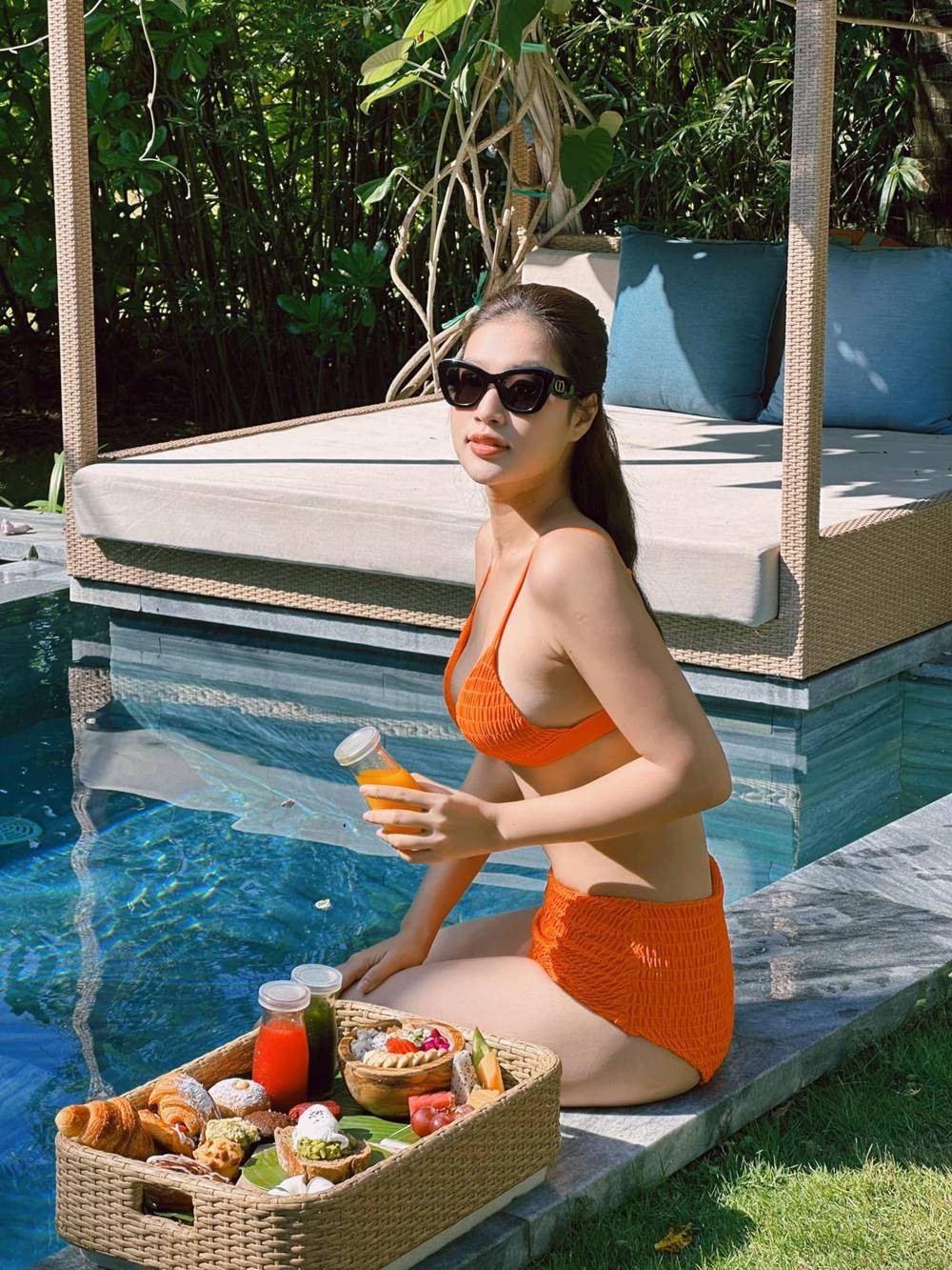 Nàng hậu tận hưởng bữa sáng tuyệt vời bên bể bơi. Ảnh: FB Đoàn Thiên Ân Nàng hậu tận hưởng bữa sáng tuyệt vời bên bể bơi. Ảnh: FB Đoàn Thiên Ân