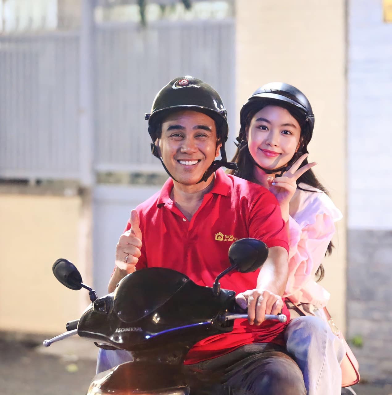 Bức ảnh Quyền Linh chở con gái đi làm bằng xe máy gây bão mạng xã hội. Ảnh: FB Quyền Linh Bức ảnh Quyền Linh chở con gái đi làm bằng xe máy gây bão mạng xã hội. Ảnh: FB Quyền Linh
