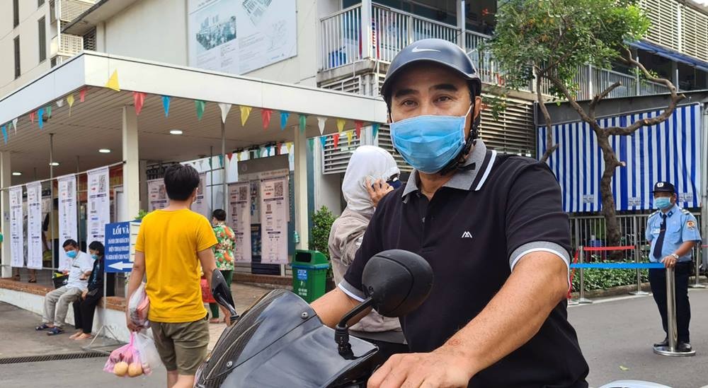 Nam MC đi xe máy tới trao tiền ủng hộ. Ảnh: Báo Vietnamnet. Nam MC đi xe máy tới trao tiền ủng hộ. Ảnh: Báo Vietnamnet.