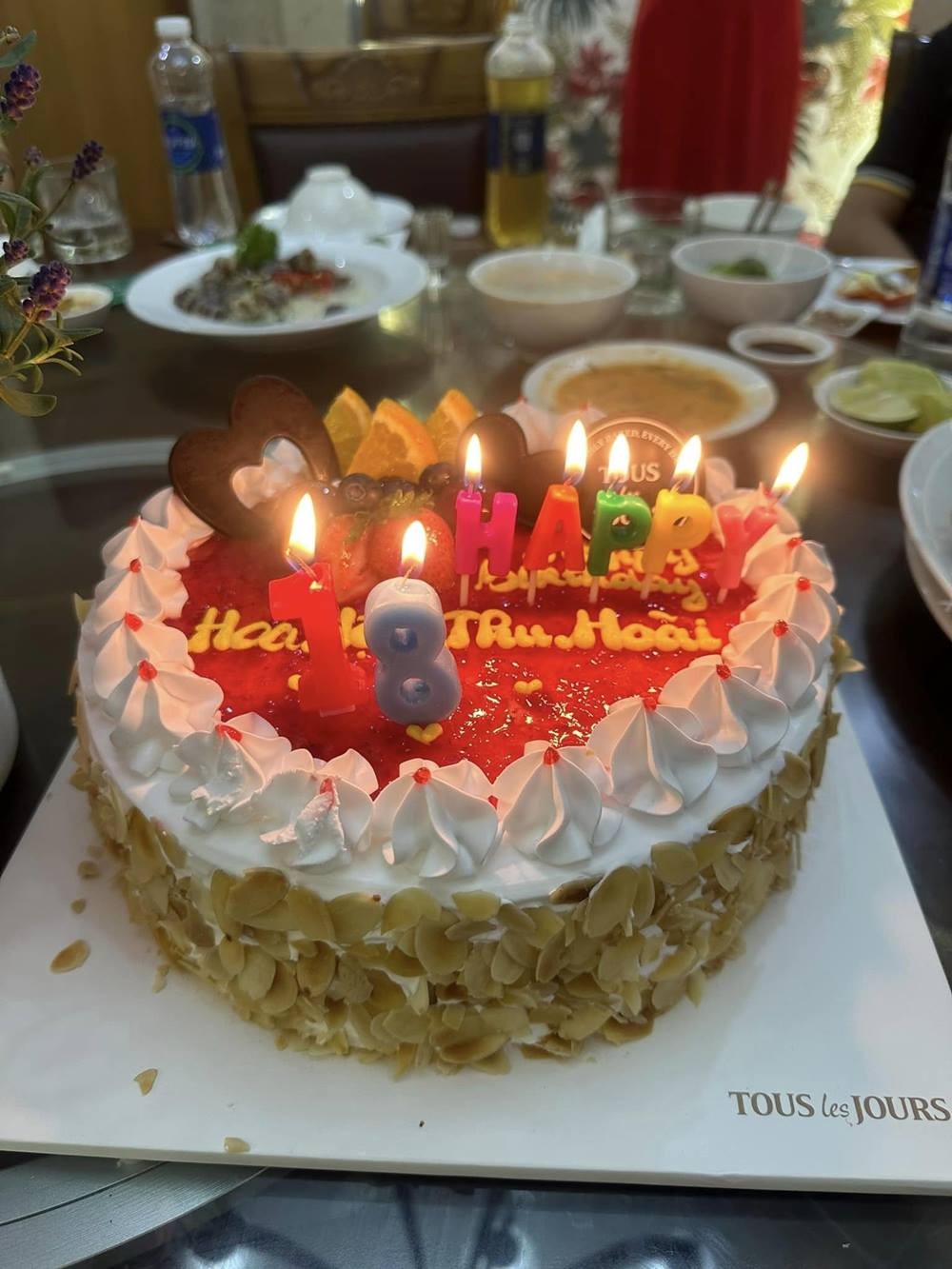 Sau khi ly hôn chồng trẻ, Thu Hoài được bạn bè tổ chức tiệc mừng độc thân. Ảnh: FB Thu Hoài.