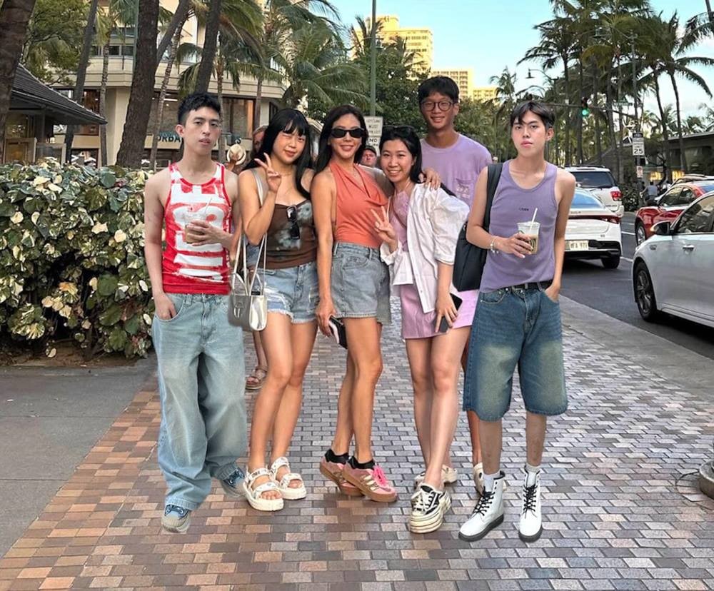 Hoa hậu Thu Hoài (ở giữa) cùng các con đi du lịch ở Mỹ. Ảnh: FB Thu Hoài.