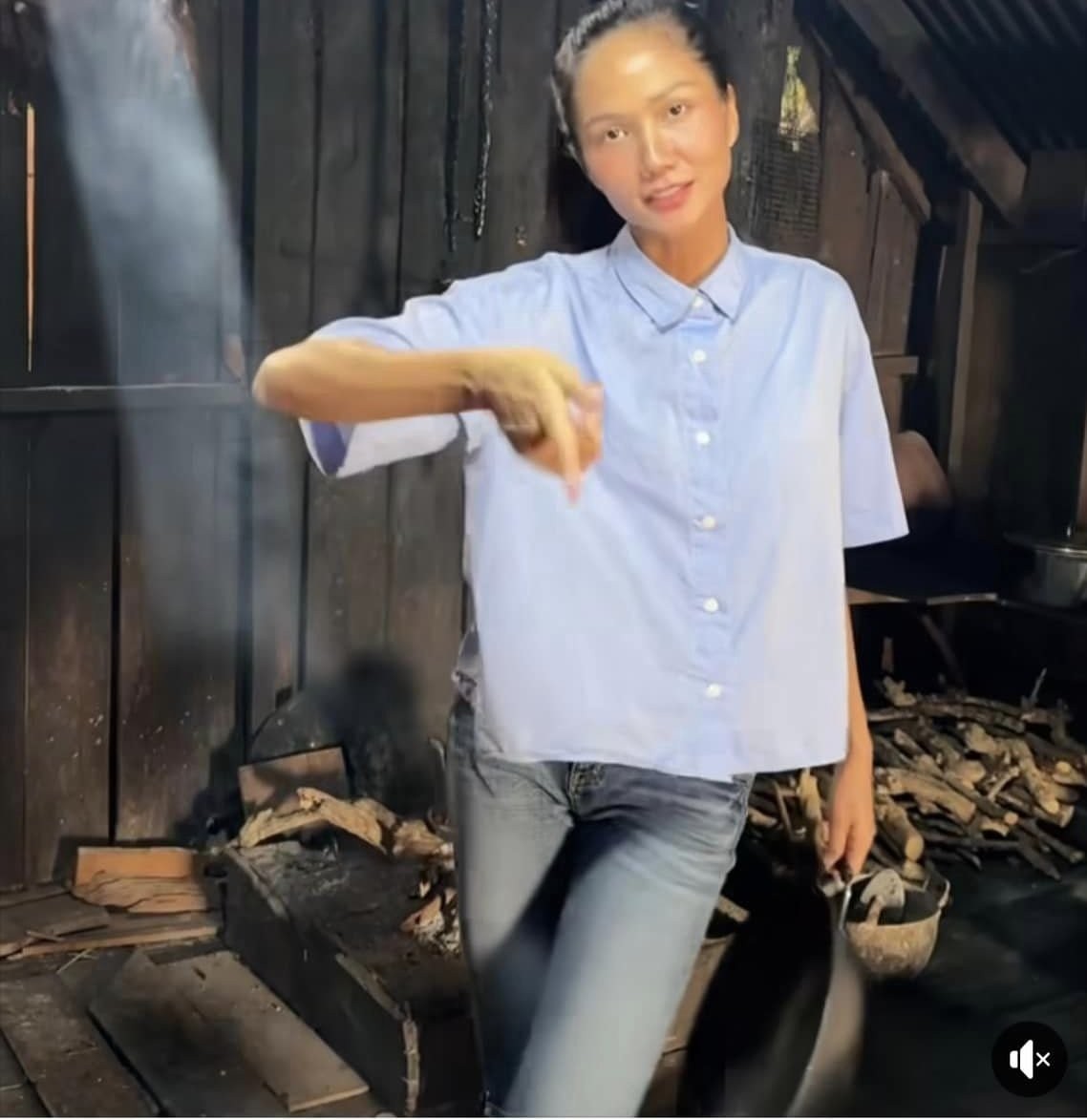 Hoa hậu 9X giản dị khi ở nhà. Ảnh: FB H'Hen Niê.