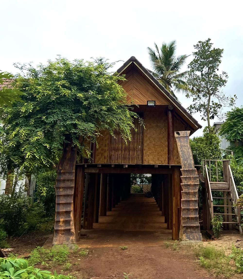 Hình ảnh nhà sàn mới cô vừa hoàn thành cho người thân. Ảnh: FB H'Hen Niê.