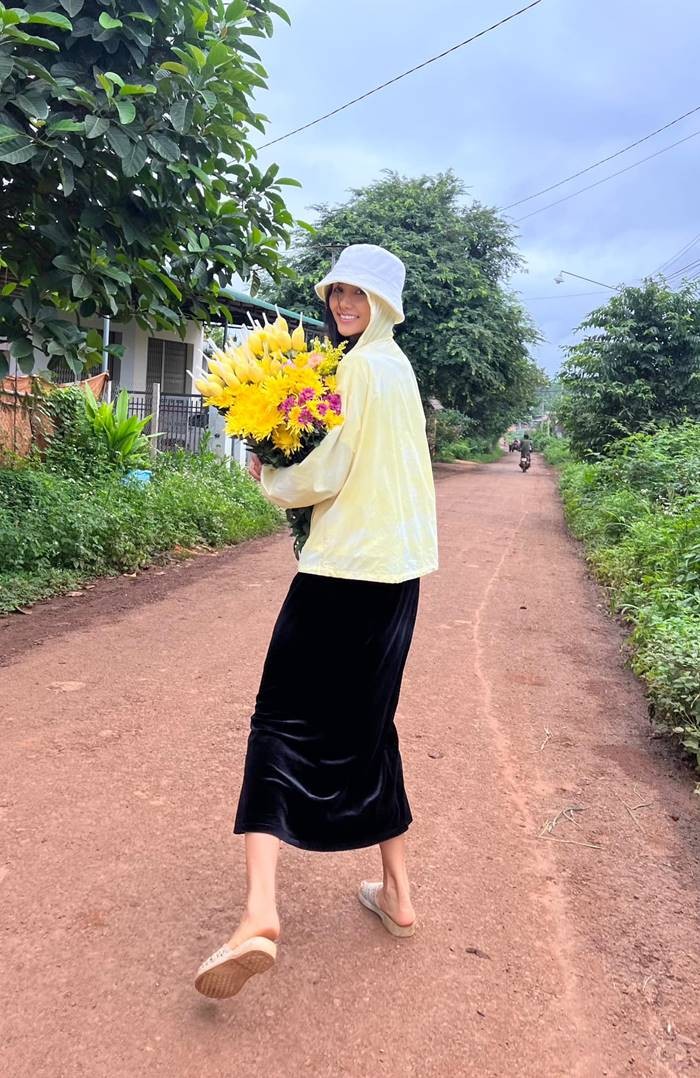 H'Hen Niê vẫn giữ nguyên nếp sống giản dị dù là Hoa hậu hay người nổi tiếng. Ảnh: FB H'Hen Niê. H'Hen Niê vẫn giữ nguyên nếp sống giản dị dù là Hoa hậu hay người nổi tiếng. Ảnh: FB H'Hen Niê.