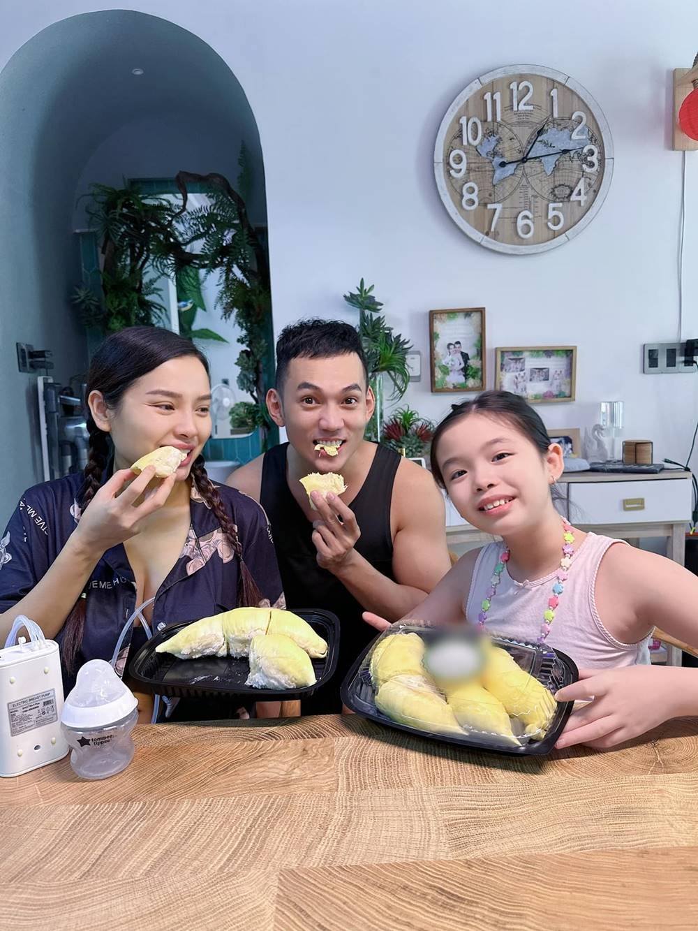 Nhiều khán giả nhắc nhở nữ diễn viên không nên ăn sầu riêng khi đang ở cữ. Ảnh: FB Phương Trinh Jolie