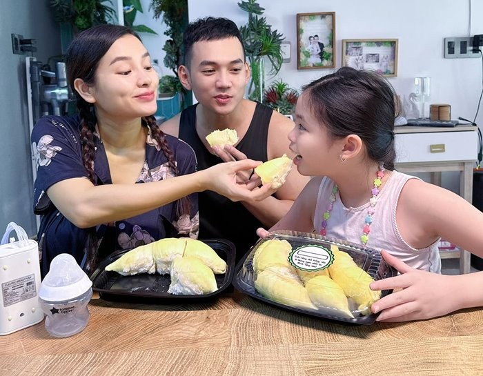 Gia đình Phương Trinh Jolie quây quần ăn sầu riêng do một người bạn tặng. Ảnh: FB Phương Trinh Jolie Gia đình Phương Trinh Jolie quây quần ăn sầu riêng do một người bạn tặng. Ảnh: FB Phương Trinh Jolie
