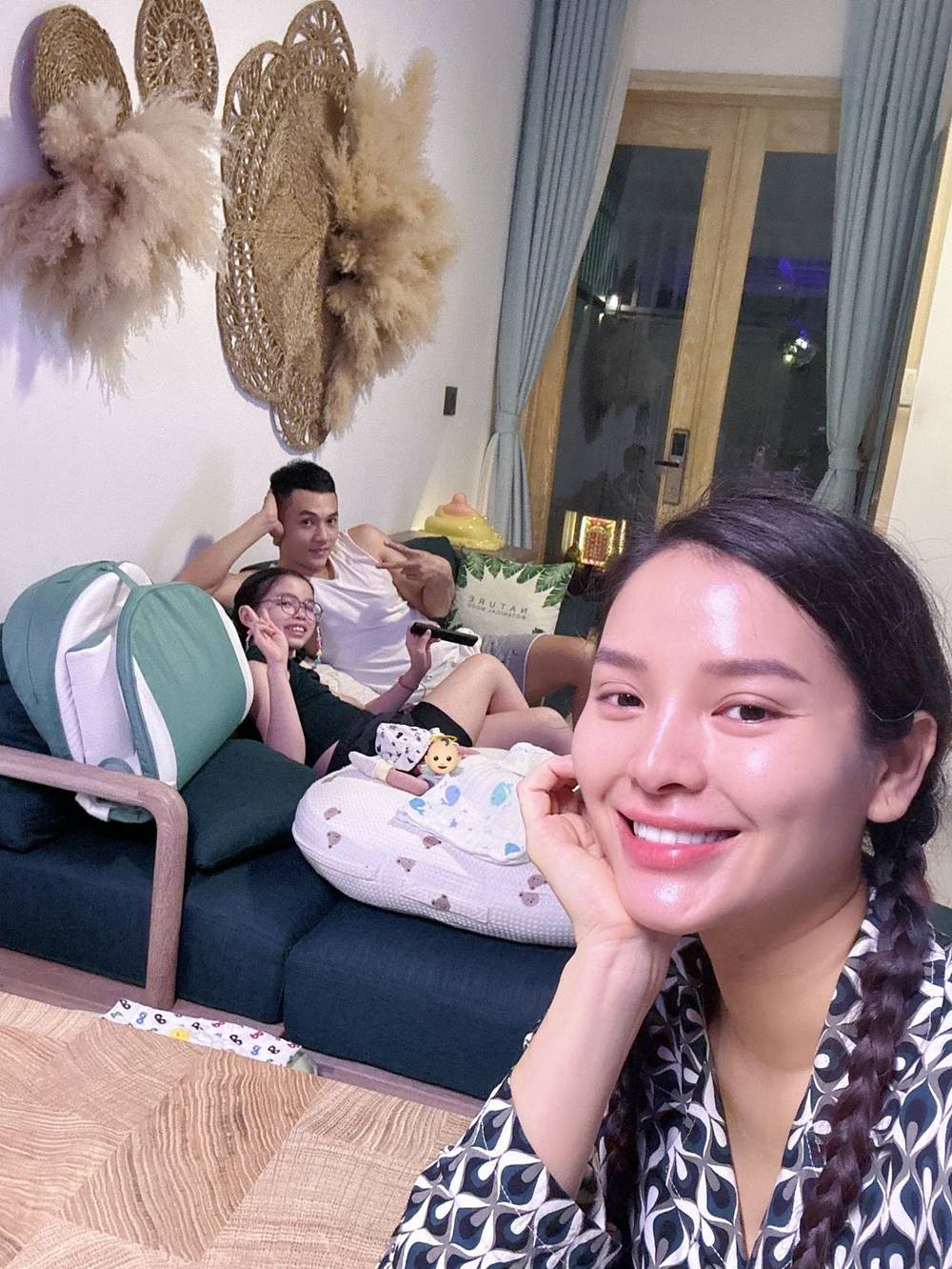 Nữ diễn viên được chồng và con gái giúp chăm quý tử. Ảnh: FB Phương Trinh Jolie