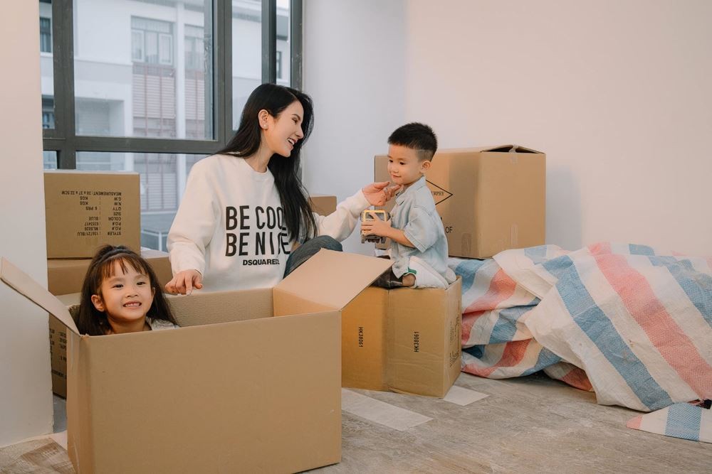 Diệp Lâm Anh nô đùa bên hai con. Ảnh: FB Diệp Lâm Anh