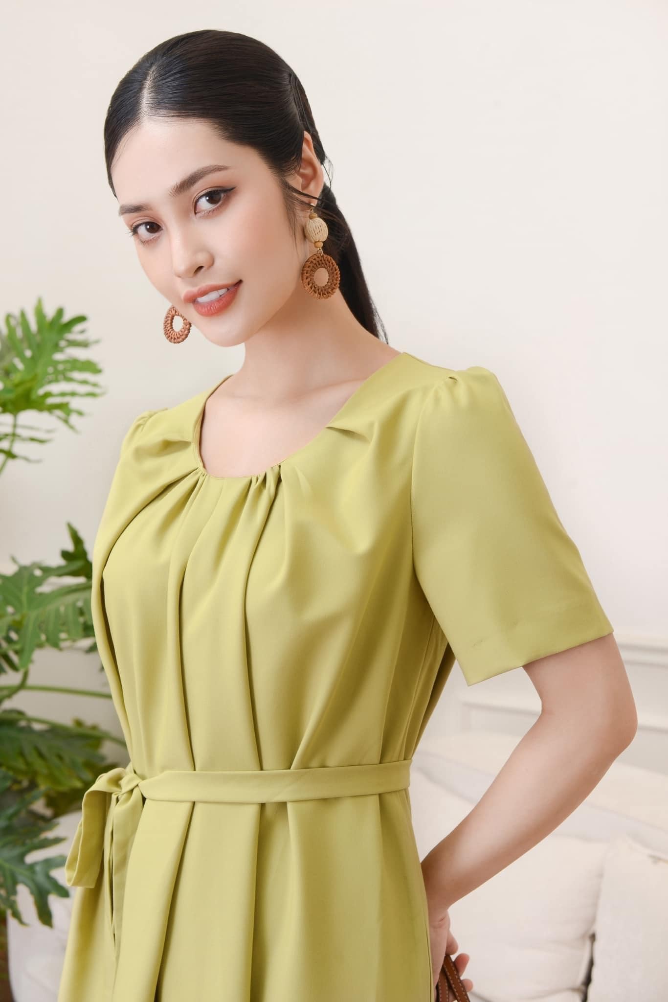 Nông Thúy Hằng ghi điểm với phong cách kín đáo. Ảnh: FB Nông Thúy Hằng.