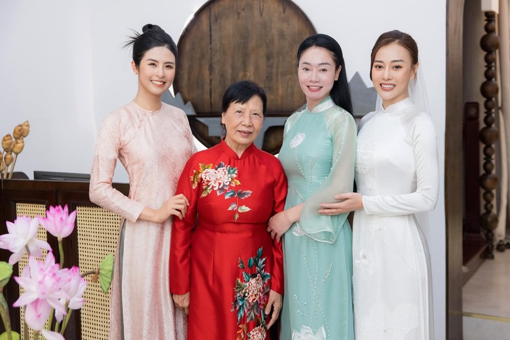 Từ trái qua phải: Hoa hậu Ngọc Hân, mẹ Shark Bình, Quách Thu Phương và Phương Oanh. Ảnh: FB Quách Thu Phương.