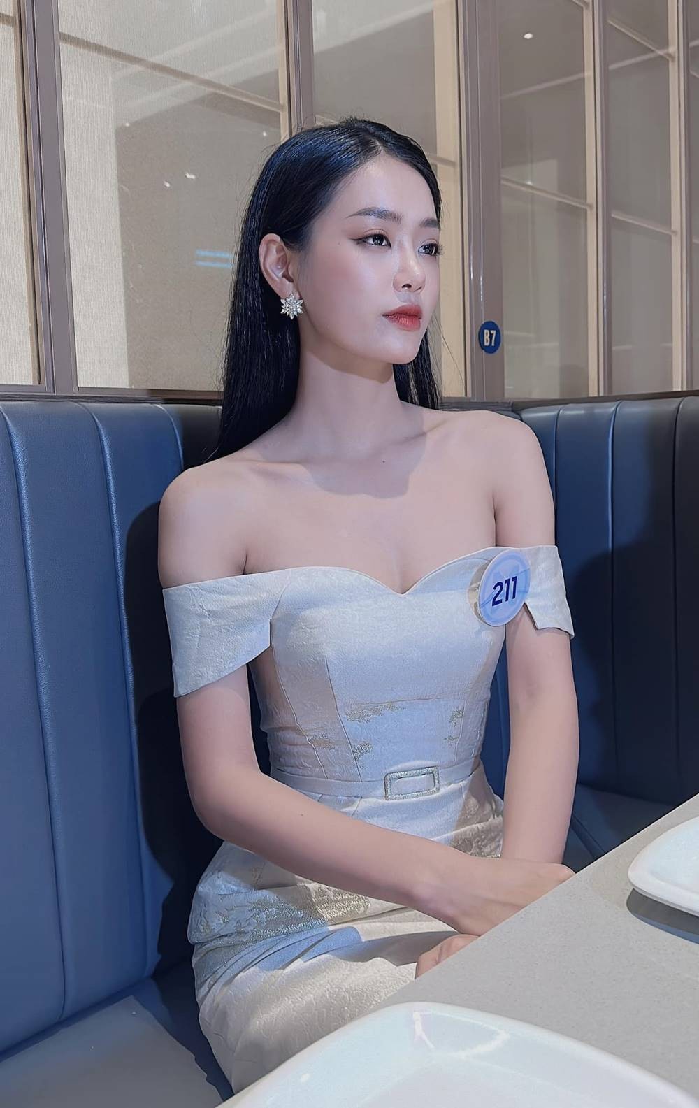 Nhan sắc xinh đẹp của chân dài 2k2. Ảnh: FB Bùi Khánh Linh.