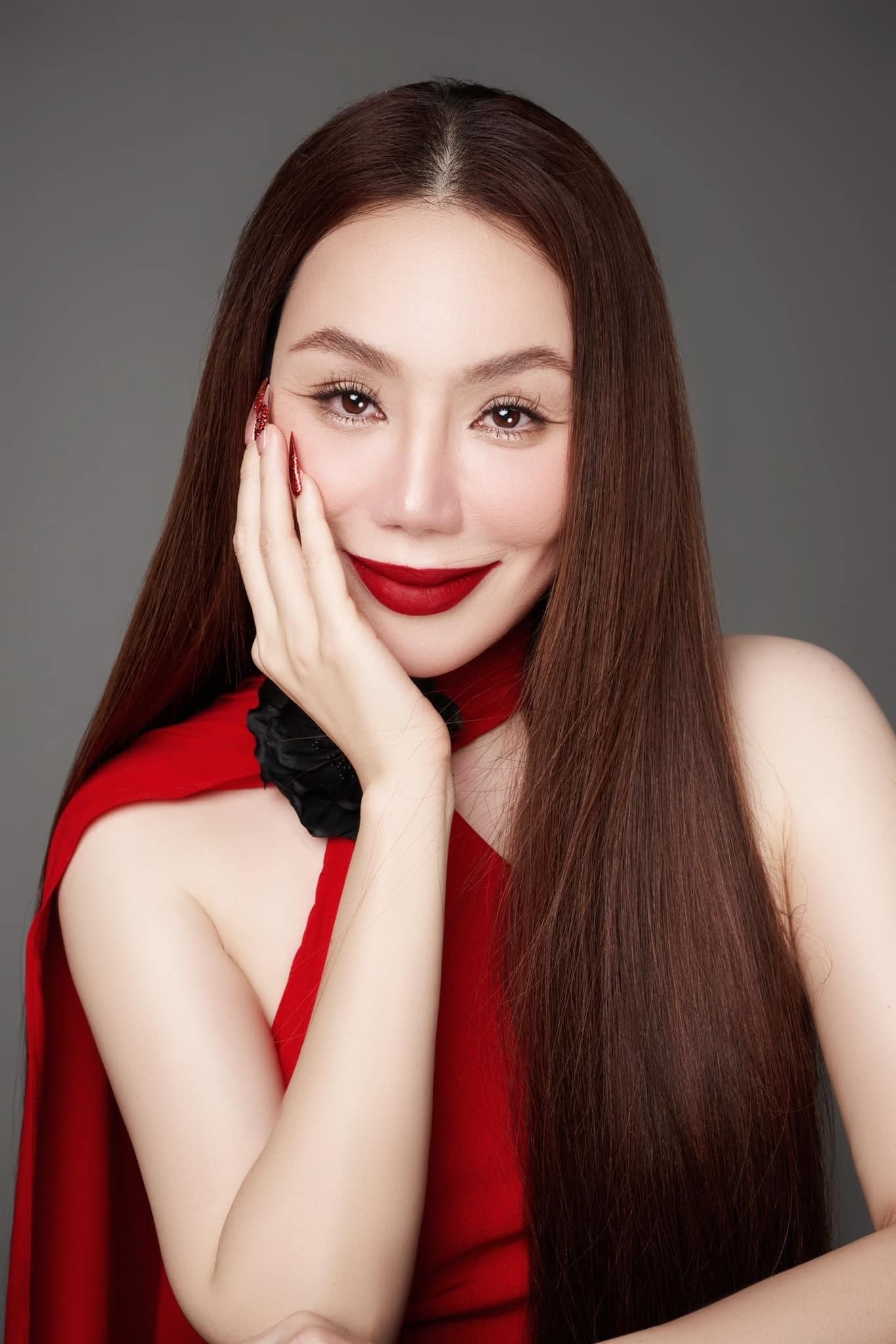 Vết chân chim trở thành điểm nhấn trên gương mặt của nữ ca sĩ. Ảnh: Internet