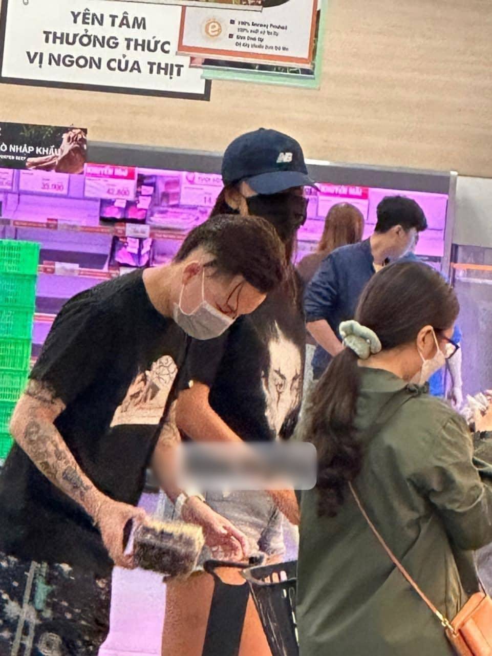 Minh Tú và Andree bị bắt gặp đi siêu thị mua đồ. Ảnh: Kim Ngân.