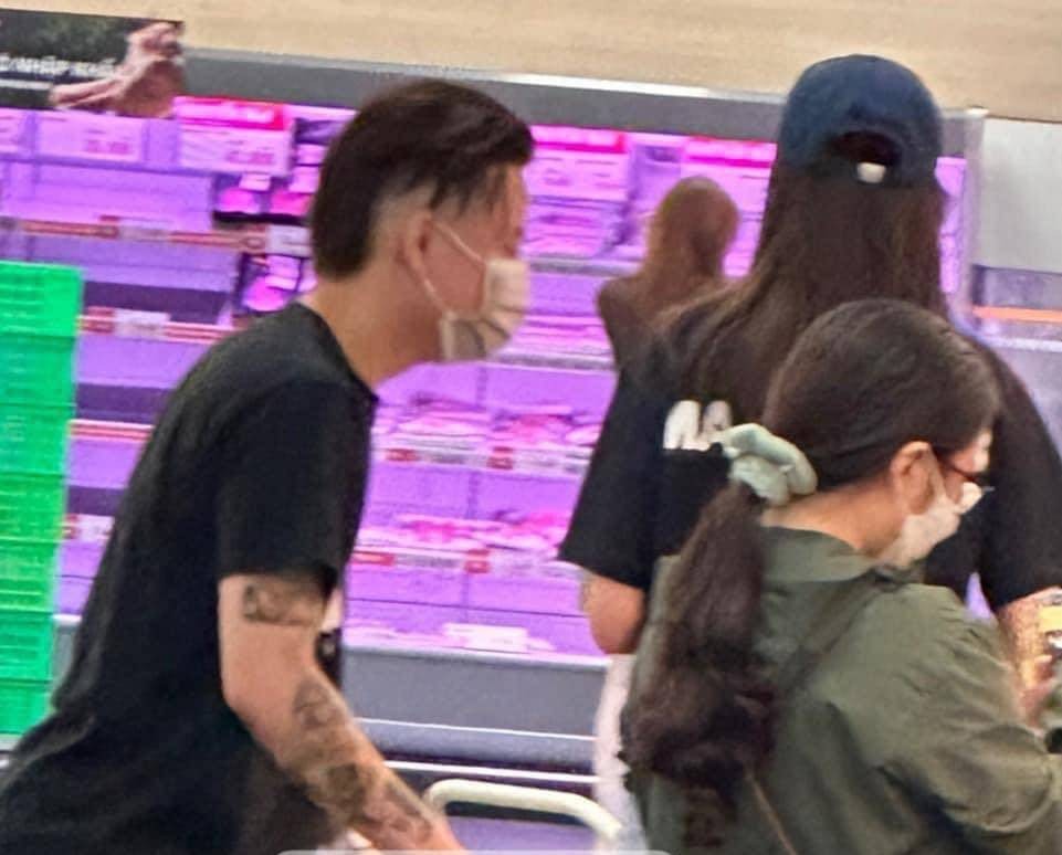 Andree đẩy xe hàng đi sau Minh Tú. Ảnh: Kim Ngân.